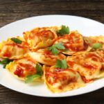 Ravioli de Ricota com Molho de Tomate e Manjericão